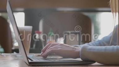 女人在<strong>办公室</strong>里<strong>用</strong>笔记本<strong>电脑</strong>键盘打字。 合上手提<strong>电脑</strong>键盘上的女人手。