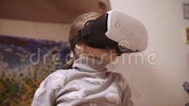 小女孩在<strong>VR</strong>耳机上抬头，试<strong>图</strong>触摸虚拟现实中的物体在家里室内。