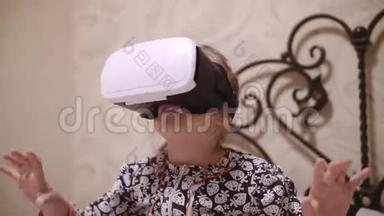 小女孩在<strong>VR</strong>耳机上抬头，试<strong>图</strong>触摸虚拟现实中的物体在家里室内。