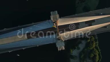 空中无人机镜头。 日落时在基辅南桥上俯视