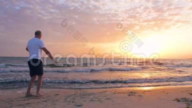 男子训练太极拳，晚上在海边日落