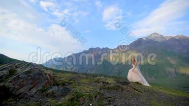 结婚纪念日。 新娘穿着一件漂亮的婚纱，背景是美丽的山景