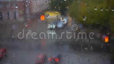 雨秋的水滴滚滚，窗外的景色