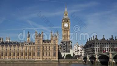 伦敦威斯敏斯特宫、泰晤士河畔的大本钟和大桥