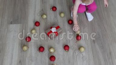 小孩子玩<strong>新一代</strong>玩具，有五彩球、圣诞球和儿童礼物