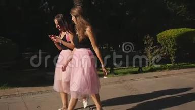 两位穿着薄纱裙和<strong>运动鞋</strong>的年轻美女在<strong>户外</strong>散步