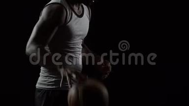 黑人篮球运动员打球，比<strong>赛前</strong>积极训练
