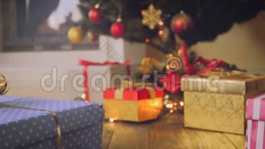 在<strong>圣诞树</strong>下的地板上，特写彩色礼品和礼物的<strong>视频</strong>