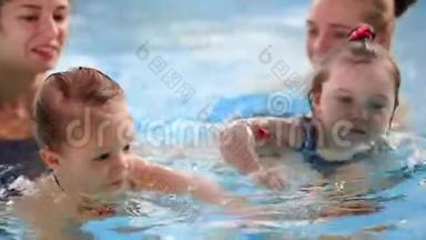 幼儿游泳班妈妈带着孩子