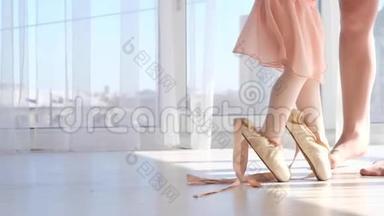芭蕾舞演员帮助她的女儿脚趾头<strong>走路</strong>