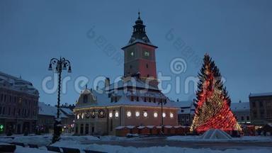 夜晚在神奇的圣诞小镇上，人们移动得很快，开灯，时间流逝，布拉索夫，特兰西瓦尼亚，罗马尼亚