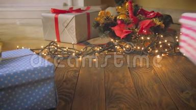 特写4k镜头，父母双手将圣诞礼物放在客厅地板上