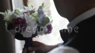 新郎拿着花束去找他的新娘。 婚礼日，录像