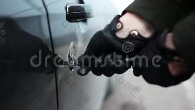 双手戴黑色皮革手套，手持金属棒，在车门上打了个大洞。
