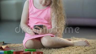 忙碌的小女孩使用<strong>手机</strong>小工具，在智能<strong>手机</strong>上玩游戏，<strong>科技</strong>