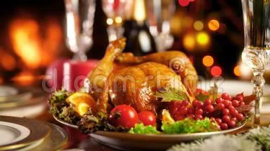 客厅的节日桌上放着美味的烤鸡，上面有燃烧的壁炉和<strong>炽热</strong>的圣诞节