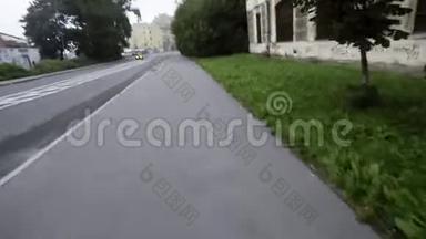人们用摄像机在人行道上奔跑，用握手拍视频。