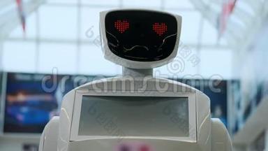 关闭机器人头部。 机器人的情感。 机器人看着摄像机对着人。 机器人现代机器人技术