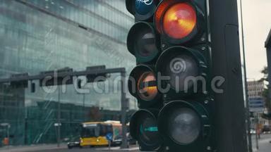 在德国首都柏林中心的十字路口，一个典型的红绿灯。 绿色箭头打开了