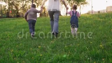 日落时分，母亲和孩子们牵着手在<strong>公园</strong>里奔跑