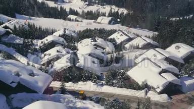 从滑雪缆车到雪山屋顶的观景台