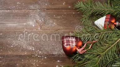 新年和圣诞快乐201920年。圣诞树上有木制背景的装饰品。 女人的手放了一杯