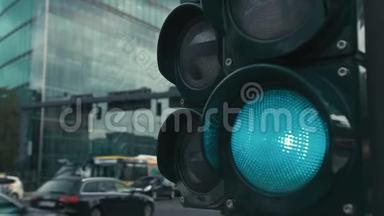 在德国首都柏林中心的十字路口，一个典型的红绿灯。 绿色的灯光