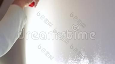美丽的慢动作。 修理公寓专业油漆工用白色油漆滚筒油漆墙壁