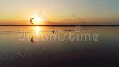 湖边夕阳西下，一个孤独的风筝爱好者骑着它