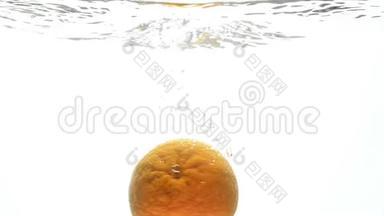 <strong>橙色</strong>在白色背景下在清澈的冷水中缓慢下落和飞溅的特写<strong>视频</strong>