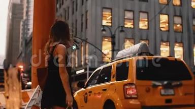 年轻漂亮的女人站在美国纽约的交通道路附近，购物后等待出租车。