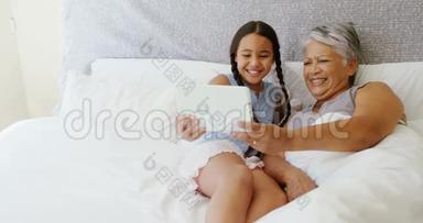 4k床房带数字平板电脑的祖母和孙女自拍