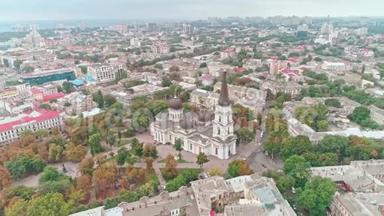 <strong>阴天</strong>时观变形大教堂和敖德萨市中心。