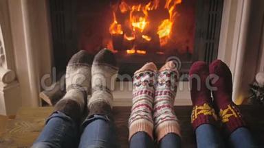 带小孩的家庭在壁炉旁休息的针织毛袜慢动作视频