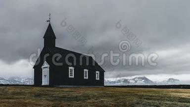 4K时间推移<strong>电影</strong>视频黑教堂的布迪尔，冰岛。 斯奈费尔斯尼半岛著名的巴迪尔黑教堂