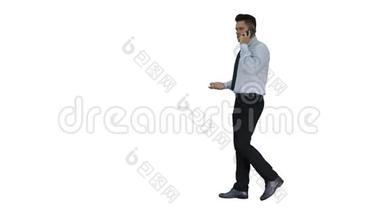 成熟的男人在手机上说话，在白色背景上走来走去。