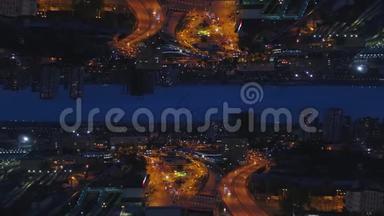 空中夜景的一个大城市和美丽的灯光，夜间生活理念，镜面视界效果.. 媒体。 夜间城市景观