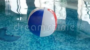 室内游泳池内漂浮的充气沙滩球特写4k镜头