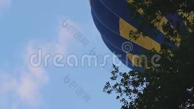 气球飞在树上，升上天空，夏季节日，生态旅游