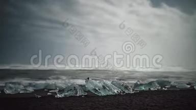 4K时间流逝电影的视频电影晚上在冰岛的钻石海滩，也就是冰岛的冰海滩或Jokulsarlon冰山海滩