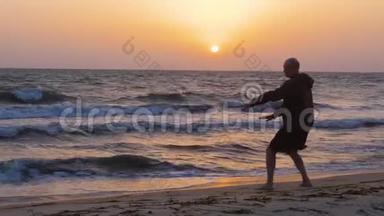 男子训练太极拳，傍晚海上日落