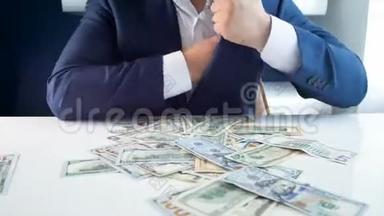 4k视频贪婪的商人抢了一堆钱，口袋里装满了钱