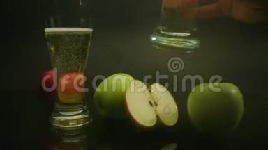 商业拍摄<strong>的</strong>调味苹果酒在眼镜和成熟<strong>的</strong>苹果。 黑色背景