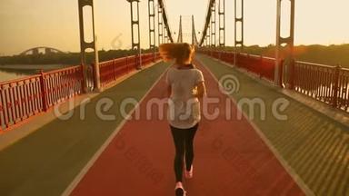 一个女人在桥上奔跑的背影
