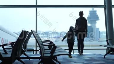 妈妈带着爱家的儿子在机场等航班。 慢动作。 60fps。 1920x1080