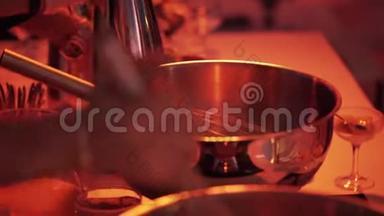 在餐厅的大桌子上用手搅拌大钢碗的过程。