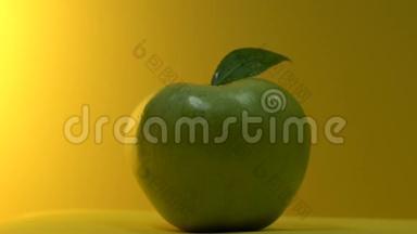 新鲜的绿色苹果在餐桌上翻来覆去，精选水果用于果汁生产