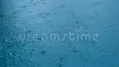 4K镜头无缝循环。 特写镜头雨水在水面上。 雨滴水坑无缝循环背景。 雨天的天气。