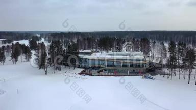 冬季娱乐中心的俯视图。 录像。 美丽的冬季度假基地，树木环绕，游客云集