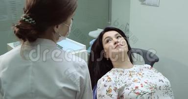 牙科医生说，<strong>病人</strong>坐在牙科医生的手上，牙科<strong>护士</strong>正在让<strong>病人</strong>做好准备，开始工作